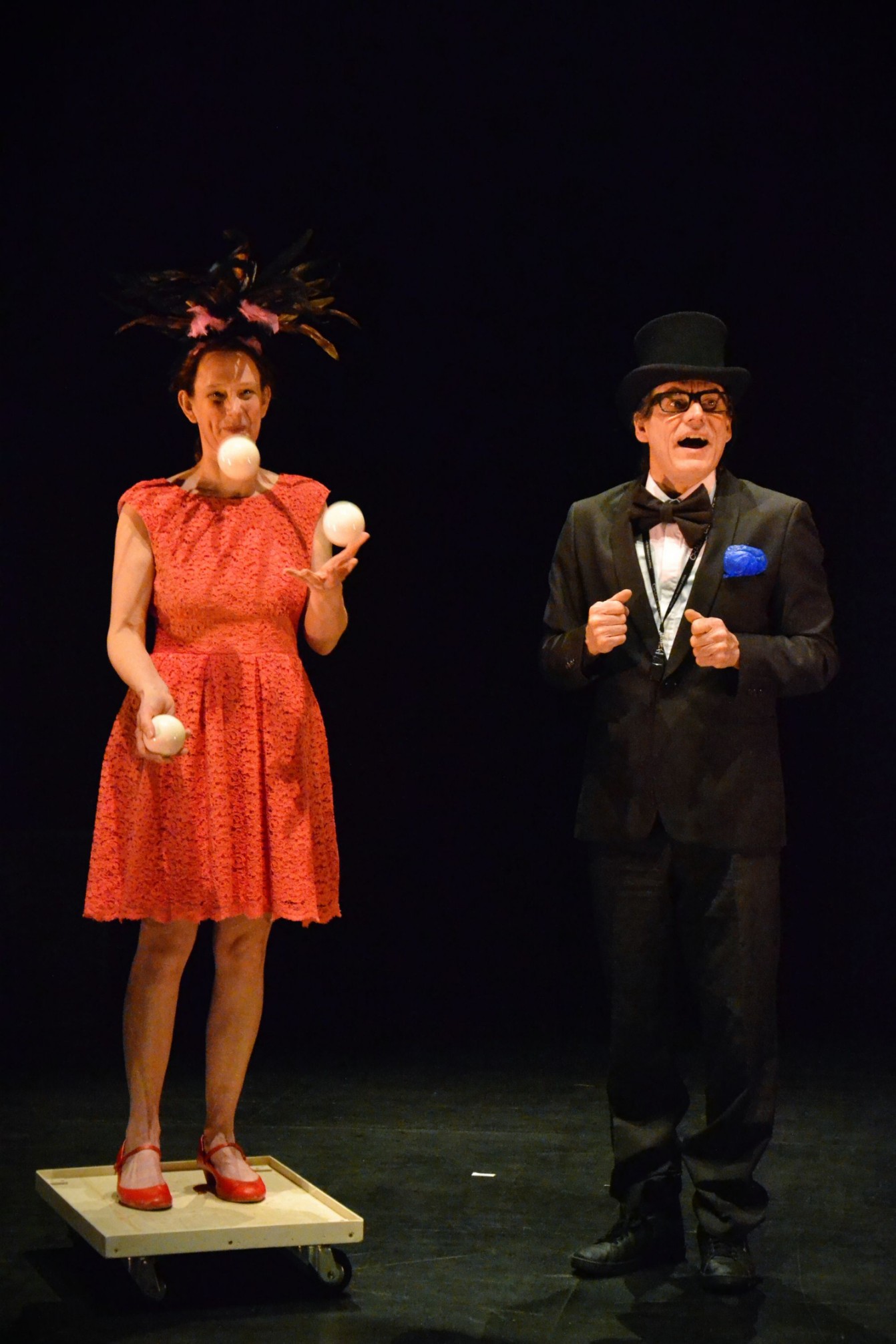 Conférence humour spectacle jeune public cirque jonglerie bourgogne Dijon jonglage karen bourre spectacle visuel