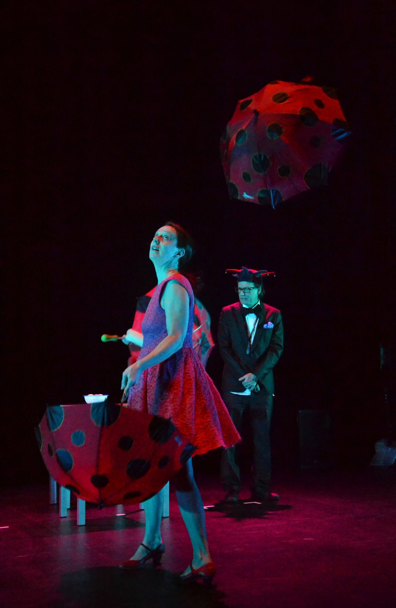 numéro de jonglage de parapluies spectacle jeune public cirque jonglerie bourgogne Dijon karen bourre spectacle visuel