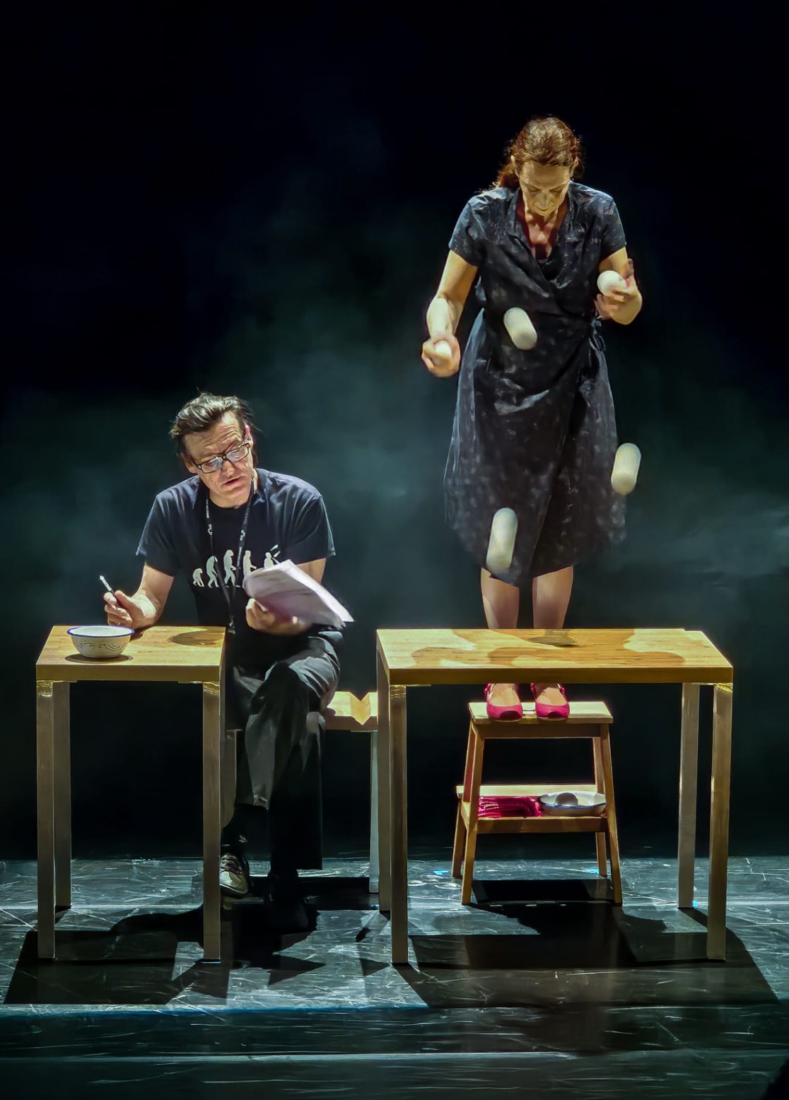 Balles rebonds sur une table tentative de battre le reccord du monde spectacle jeune public cirque jonglerie