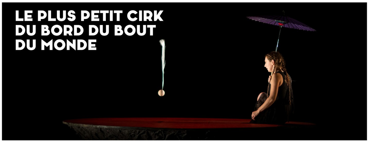 Young audience show Le plus petit Cirk du bord du bout du Monde Karen Bourre Juggler sitting with her parasol on a small planet contemplating a flying feather ball